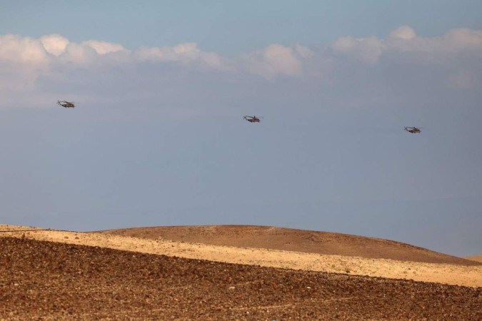 Helicópteros de transporte militar de carga pesada da Força Aérea israelense sobrevoam o Deserto de Negev, atingido no ataque iraniano     -  (crédito:  AFP)