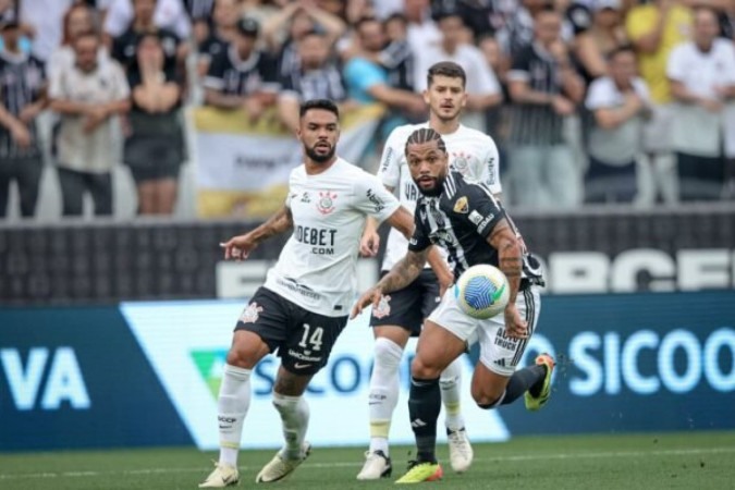 O corintiano Garro chega para fazer a marcação em cima de Paulinho -  (crédito: Foto: Pedro Souza / Atlético)