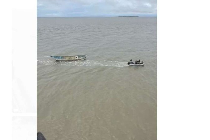 Barco sendo rebocado no Pará  -  (crédito: PF/ reprodução)