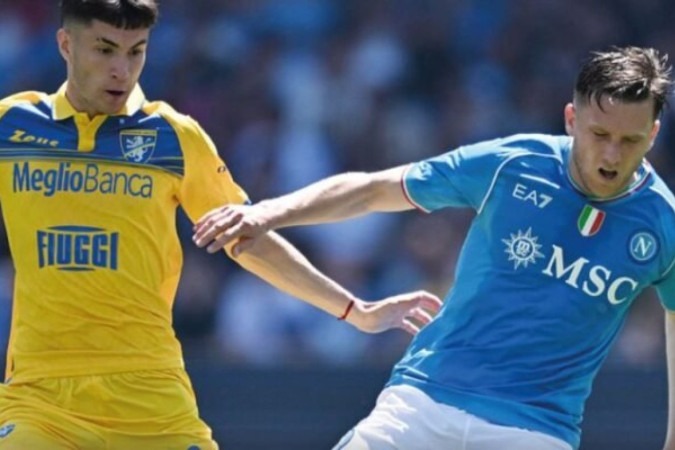 Zielinski (de azul), do Napoli) luta pela bola com Cheddira, que fez os gols do Frosinone neste 2 a 2 -  (crédito: Foto: Instagram Napoli)