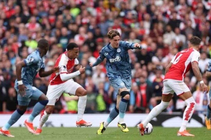 Saliba (segundo à esquerda) sobe e tira a bola da defesa do Arsenal. Mas, no fim, o Aston Villa, fora de casa, leva a melhor. Adeus liderança para os Gunners - (crédito: AFP via Getty Images) Saliba (segundo à esquerda) sobe e tira a bola da defesa do Arsenal. Mas, no fim, o Aston Villa, fora de casa, leva a melhor. Adeus liderança para os Gunners - (crédito: AFP via Getty Images)