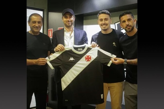 Díaz, Josh, Rodrigo Dinamite e Emiliano com a nova camisa do Vasco, em homenagem ao ídolo  -  (crédito: Jogada10)