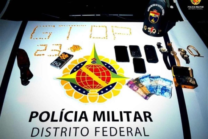 Durante as buscas pelo autor, a PM apreendeu celulares, drogas e dinheiro -  (crédito: PMDF/Divulgação)