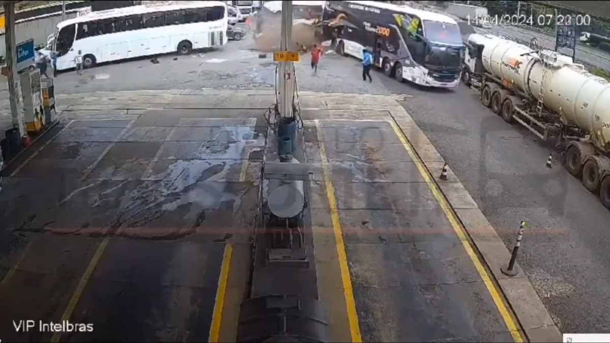 Vídeo: ônibus invade posto de gasolina e deixa 14 feridos 