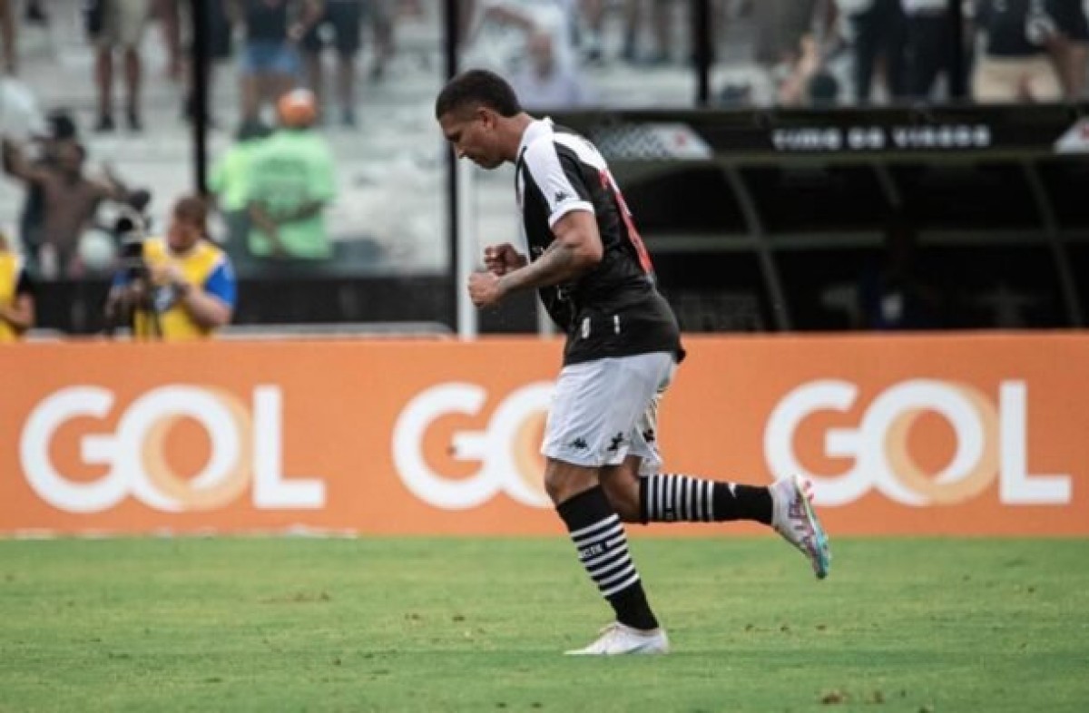 Matheus Carvalho comemora primeiro gol como profissional