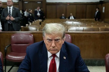  Former US President Donald Trump attends the first day of his trial for allegedly covering up hush money payments linked to extramarital affairs, at Manhattan Criminal Court in New York City on April 15, 2024. Donald Trump is in court Monday as the first US ex-president ever to be criminally prosecuted, a seismic moment for the United States as the presumptive Republican nominee campaigns to re-take the White House. The scandal-plagued 77-year-old is accused of falsifying business records in a scheme to cover up an alleged sexual encounter with adult film actress Stormy Daniels to shield his 2016 election campaign from adverse publicity. (Photo by Michael Nagle / POOL / AFP)
       -  (crédito:  AFP)