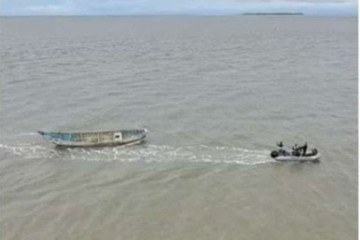 O barco, fabricado com fibra de vidro, possui cerca de 13 metros de comprimento e foi encontrado no último sábado -  (crédito: Reprodução/Polícia Federal)