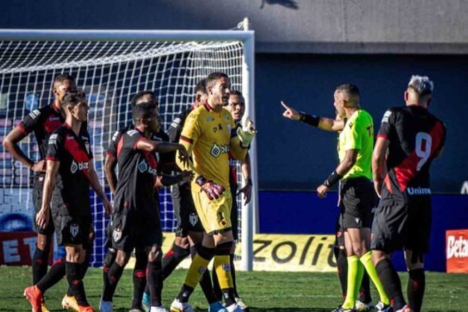 Árbitro Andre Luiz foi o centro das atenções em Atlético-GO x Flamengo -  (crédito:  Ingryd Oliveira)