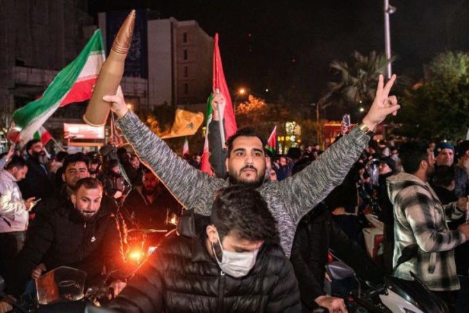 Em Teerã, longas filas se formaram em postos de gasolina depois que o Irã anunciou que atacaria Israel -  (crédito: Fatemeh Bahrami/Anadolu via Getty Images)