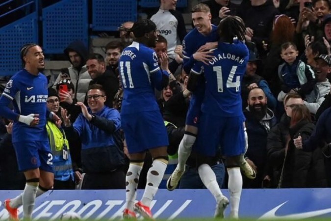 Cole Palmer (centro) anotou quatro gols na goleada do Chelsea diante do Everton -  (crédito: Foto: Glyn Kirk/AFP via Getty Images)