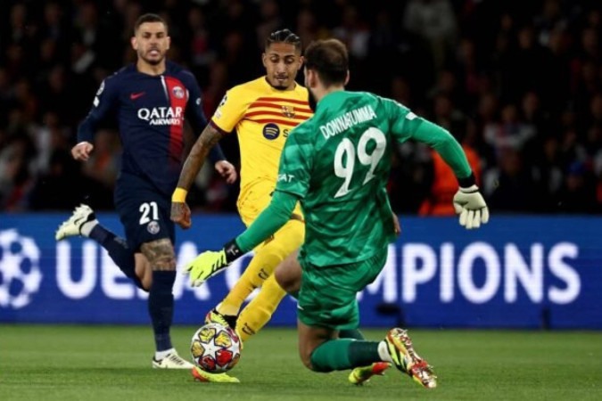 Raphinha foi o grande nome do Barcelona no primeiro jogo em Paris -  (crédito: Foto: Anne-Christine Poujoulat/AFP via Getty Images)