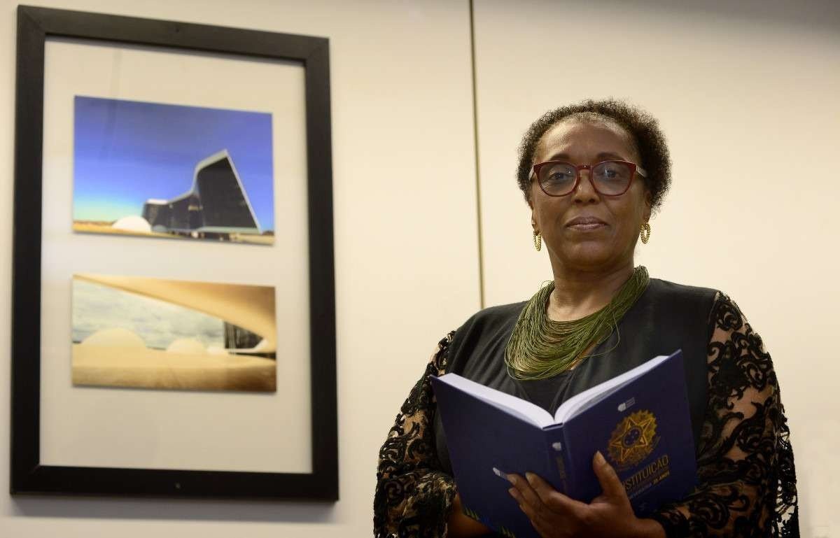 Mulher negra é a maior vítima do racismo diário, mostra levantamento