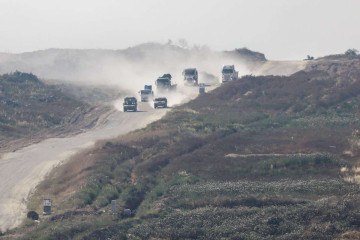  This picture taken from Israel's southern border with the Gaza Strip shows Israeli army vehicles driving along the border with the Palestinian territory on April 16, 2024, amid the ongoing conflict between Israel and the militant group Hamas. (Photo by Menahem KAHANA / AFP)
       -  (crédito:  AFP)