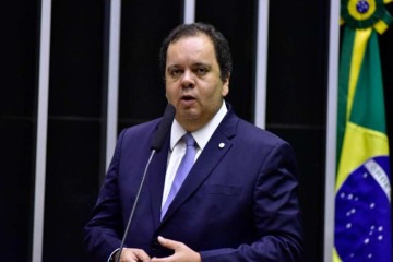 Preterido por Lira (PP-AL) na sucessão da Presidência, Elmar Nascimento (União-BA) ganhou a relatoria do projeto que regulamenta as emendas -  (crédito: Zeca Ribeiro/Câmara dos Deputados)