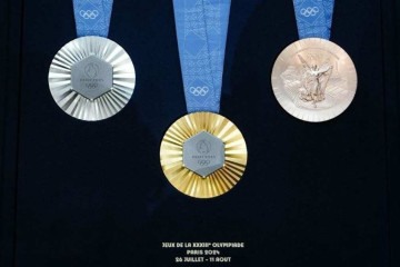 Apresentação oficial das medalhas das Olimpíadas de Paris 2024  -  (crédito: Dimitar DILKOFF / AFP)