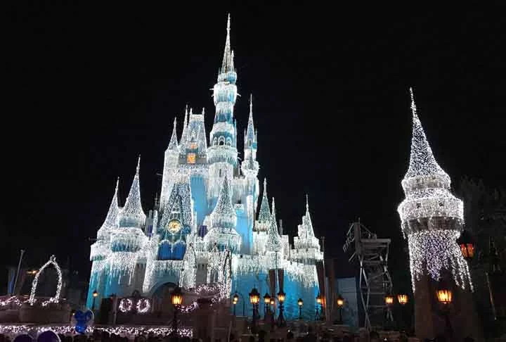 Localizada em Orlando, nos Estados Unidos, a Walt Disney World Resort é o sonho de destino de muitos turistas e, por isso, é um dos lugares mais visitados no mundo. -  (crédito: Imagem de C Allen por Pixabay)