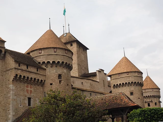 Os castelos estão entre as principais atrações turísticas por toda a Europa. Construídos desde o século 10 e preservados integralmente ou parcialmente, reformados ou originais, são símbolos de uma época de poderio e ostentação. -  (crédito: Hans por pixabay)