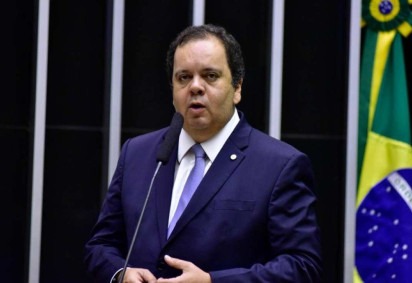 Preterido por Lira (PP-AL) na sucessão da Presidência, Elmar Nascimento (União-BA) ganhou a relatoria do projeto que regulamenta as emendas -  (crédito: Zeca Ribeiro/Câmara dos Deputados)