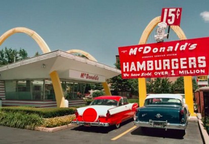 O primeiro McDonald's, inaugurado em 1940 pelos irmãos Richard e Maurice McDonald na cidade de San Bernardino, Califórnia, revolucionou a indústria alimentícia com seu sistema inovador de 