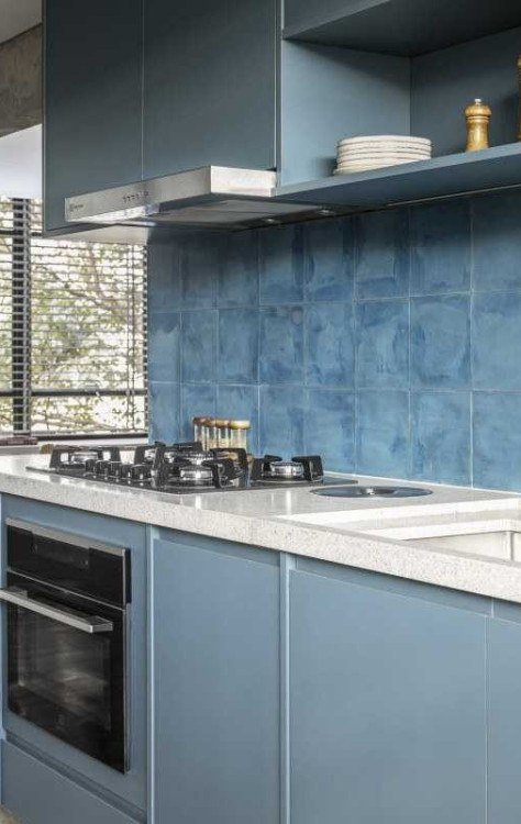 Cores na cozinha em contraste com o piso de madeira