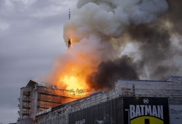 A torre da histórica bolsa de valores de Boersen está em chamas enquanto o prédio pega fogo no centro de Copenhague, na Dinamarca. O prédio, um dos mais antigos da capital dinamarquesa, estava em obras de reforma quando pegou fogo pela manhã -  (crédito: Ida Marie Odgaard / Ritzau Scanpix / AFP)