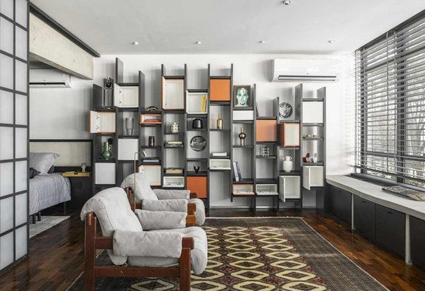 Obras de arte, poltronas de couro e janelão são elementos típicos da estética modernista