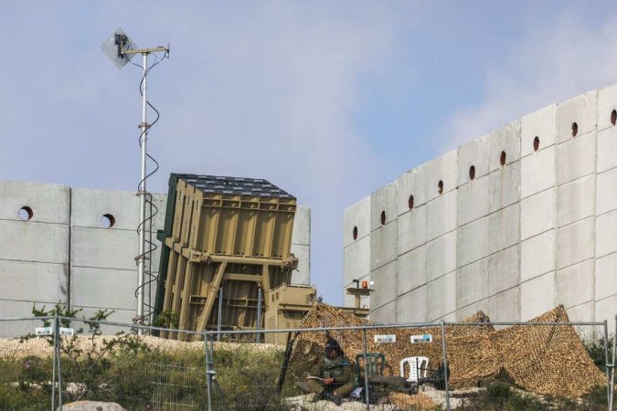 Soldado israelense posicionado em frente a uma bateria do sistema de defesa aérea Domo de Ferro, perto de Jerusalém  -  (crédito: AFP)