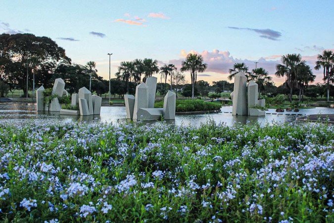  A Praça dos Cristais é um dos pontos que encantam pela quantidade de espécies disponíveis para o deleite dos frequentadores
