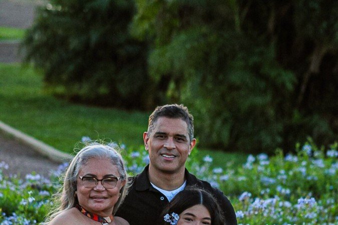  16/04/2024 Crédito: Kayo Magalhães/CB/D.A Press. Cidades. Jardins de Brasília. Praça dos Cristais. Na foto, Creuza Resende, 65, com seu filho Rodrigo e seus netos Helena e Heitor.