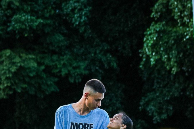  16/04/2024 Crédito: Kayo Magalhães/CB/D.A Press. Cidades. Jardins de Brasília. EQN 313/314. Na foto, Marina Gomide 19, e seu namorado Isaac Lopes, 19.