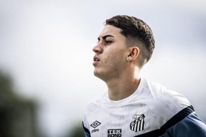 Zagueiro Jair durante treino no CT Rei Pelé -  (crédito: Foto: Raul Baretta/ Santos FC)