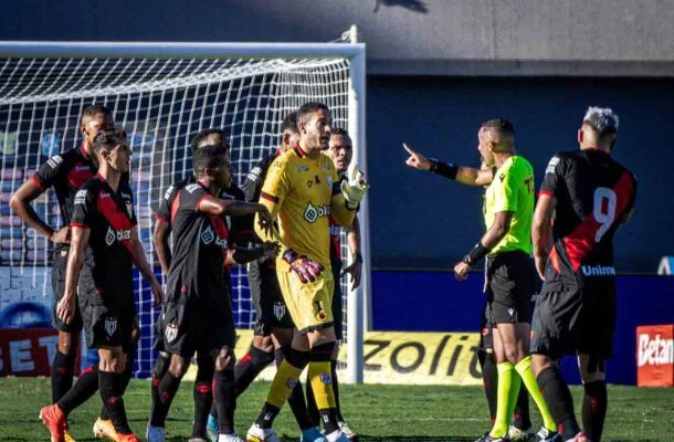 André Luiz Skettino durante a partida entre Atlético-GO e Flamengo -  (crédito: Foto: Ingryd Oliveira/ACG)