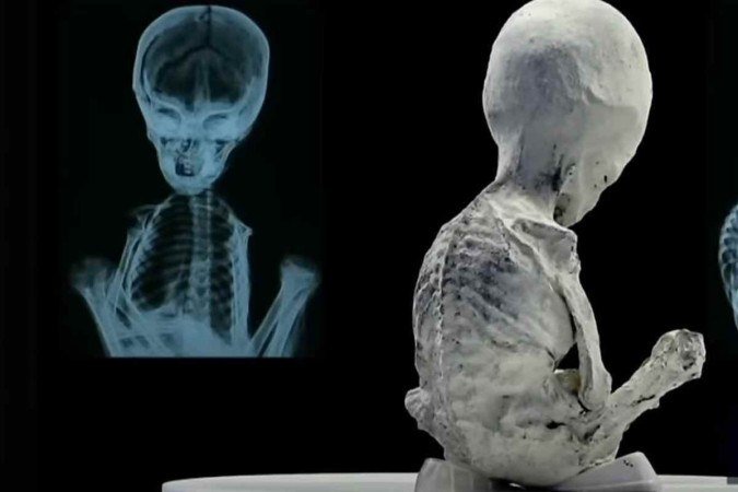 Fotos da múmia alienígena apresentadas durante a conferência