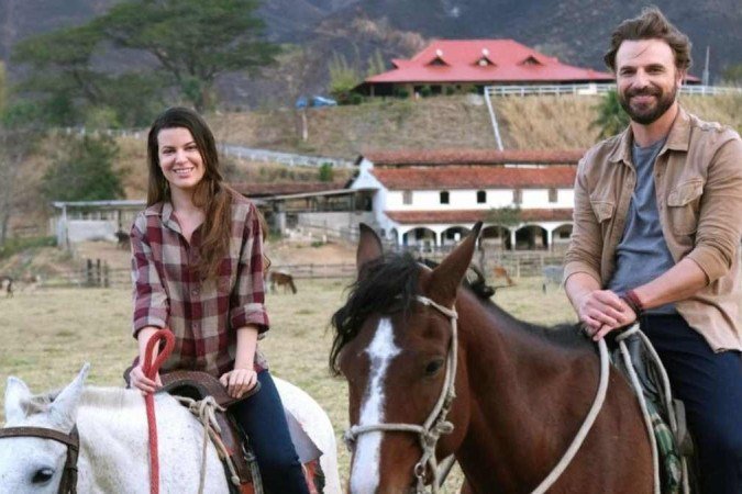 Nina Frosi e Cássio Reis em cena do filme 