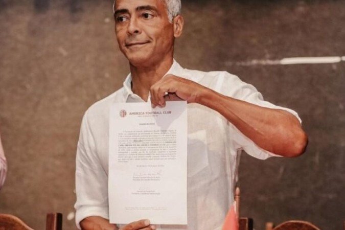Romário durante a sua posse como presidente do America - (crédito: Foto: Instagram @romariofaria) Romário durante a sua posse como presidente do America - (crédito: Foto: Instagram @romariofaria)