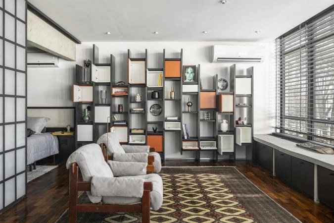 As obras de arte, poltronas e estante inspiradas em um biombo do Palácio do Itamaraty são elementos típicos da estética modernista presente no projeto do DeBaixo do Bloco Arquitetura na SQS 308, em Brasília