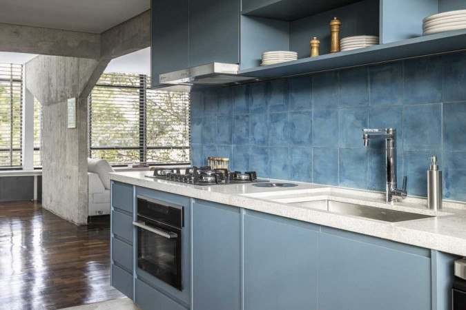 Projeto do DeBaixo do Bloco Arquitetura na SQS 215, em Brasília. No ambiente, cores das pastilhas na cozinha contrastam com o piso de madeira