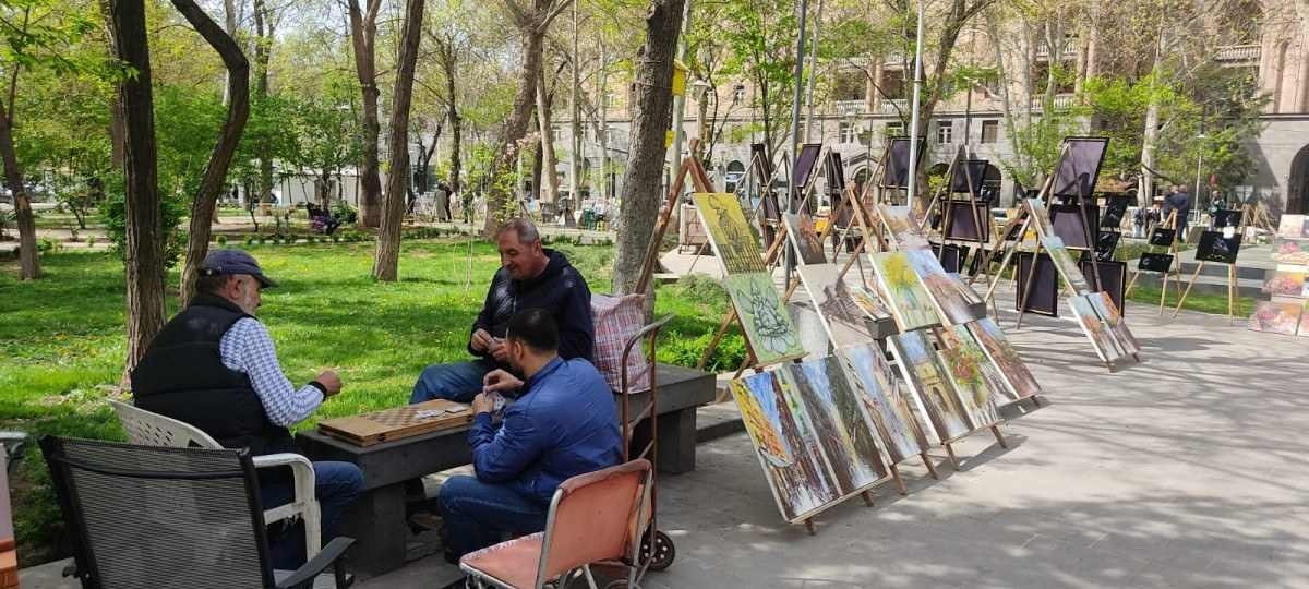 Armênios jogam cartas sobre tabuleiro de xadrez, outro esporte considerado paixão nacional