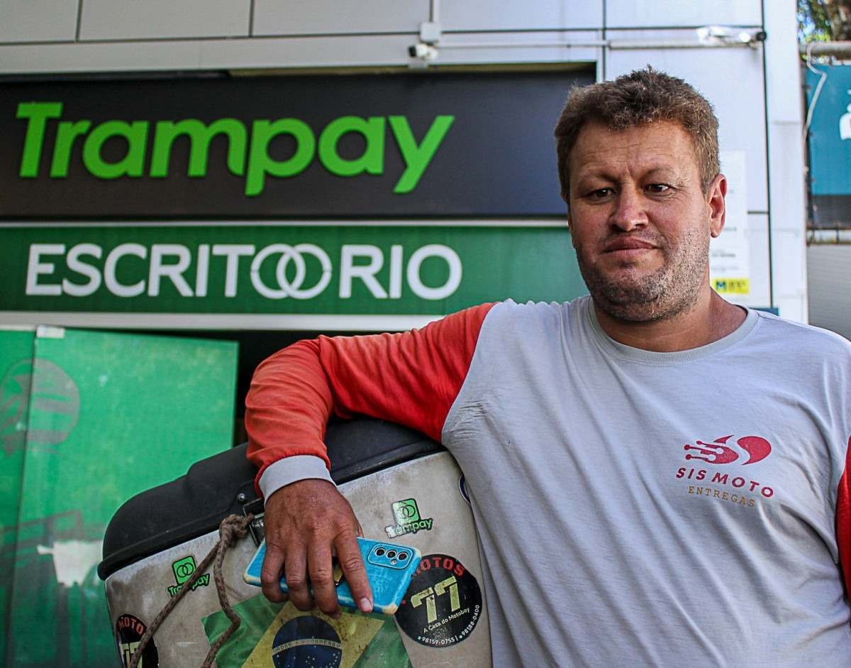  17/04/2024 Crédito: Kayo Magalhães/CB/D.A Press. Cidades. Ponto de apoio ao motociclista oferecido pela Trampay. Na foto, Edilson Lopes, 43 anos.