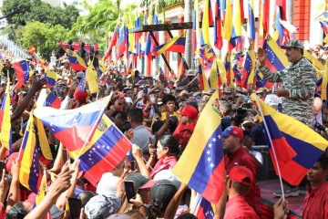 Nicolás Maduro (à direita) acena a apoiadores durante comício, no último sábado, em Caracas: em busca do terceiro mandato
 -  (crédito: AFP)