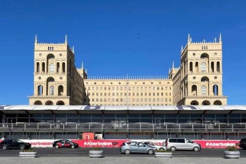 Paddock permanente da Fórmula 1 em uma das avenidas mais movimentadas de Baku, às margens do Mar Cáspio -  (crédito: Roberto Fonseca/CB/D.A.Press)