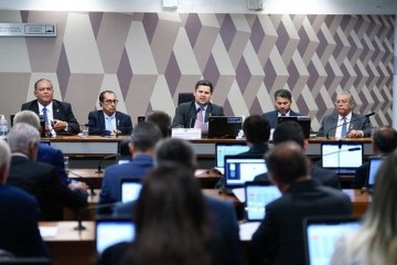 O relator do projeto, o senador Humberto Costa (PT-PE), leu o texto substitutivo, para antecipar parte da reunião -  (crédito: Edilson Rodrigues/Agência Senad)