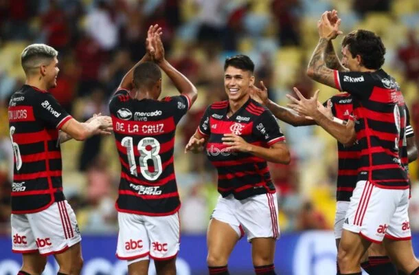 Luiz Araújo é celebrado após fazer o gol que abriu caminho para a vitória do Fla sobre o São Paulo -  (crédito: Foto: Gilvan de Souza / CRF)