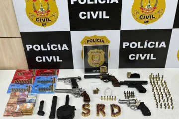 Suspeito de tráfico de drogas teve residência revistada. Policiais encontraram 5 armas e cerca de R$6 mil reais em espécie -  (crédito: Polícia Civil)