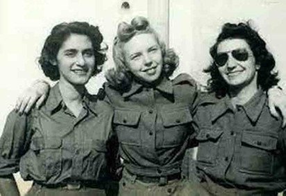 A Segunda Guerra Mundial teve presença de mulheres brasileiras que atuaram no tratamento de feridos em combates. Virgínia Maria de Niemeyer Portocarrero (no meio) foi a que viveu por mais tempo.  -  (crédito: Domínio Público)