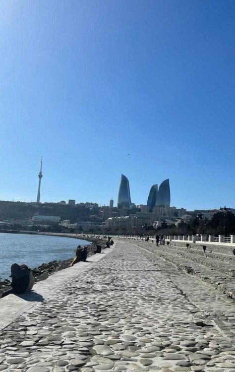 O calçadão às margens do Mar Cáspio é um dos pontos preferidos dos moradores