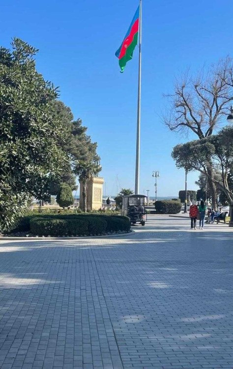 Bandeira do Azerbaijão às margens do Mar Cáspio