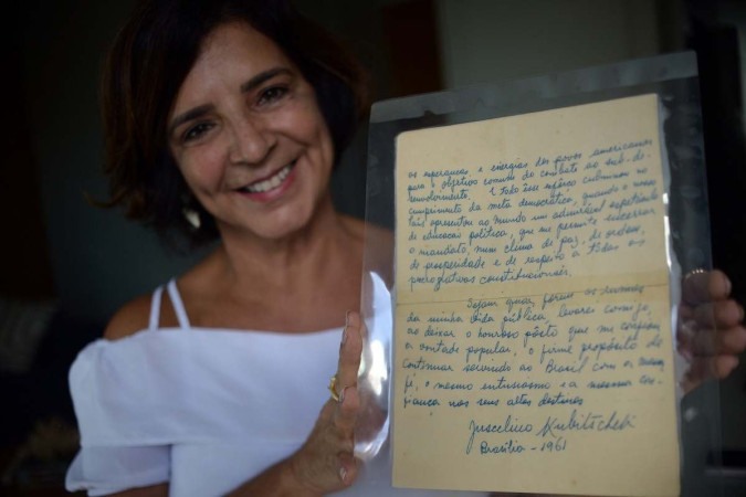 Rosângela Almeida guarda, com carinho, a carta que JK escreveu ao pai, João Benedito -  (crédito:  Ed Alves/CB/DA.Press)