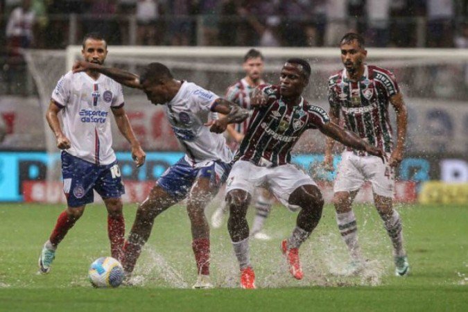 Temporal encharcou o gramado da Fonte Nova e paralisou o jogo por uma hora - (crédito: Foto: Reprodução/Internet) Temporal encharcou o gramado da Fonte Nova e paralisou o jogo por uma hora - (crédito: Foto: Reprodução/Internet)