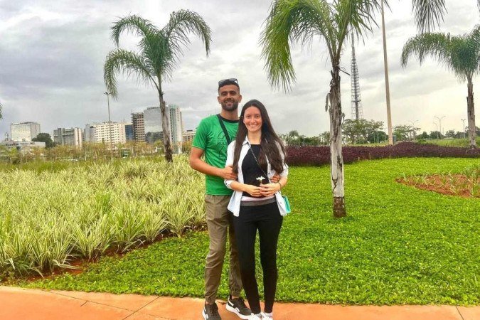 Casal no Jardim Burle Marx da Torre de Tv, flores Iresine ao fundo